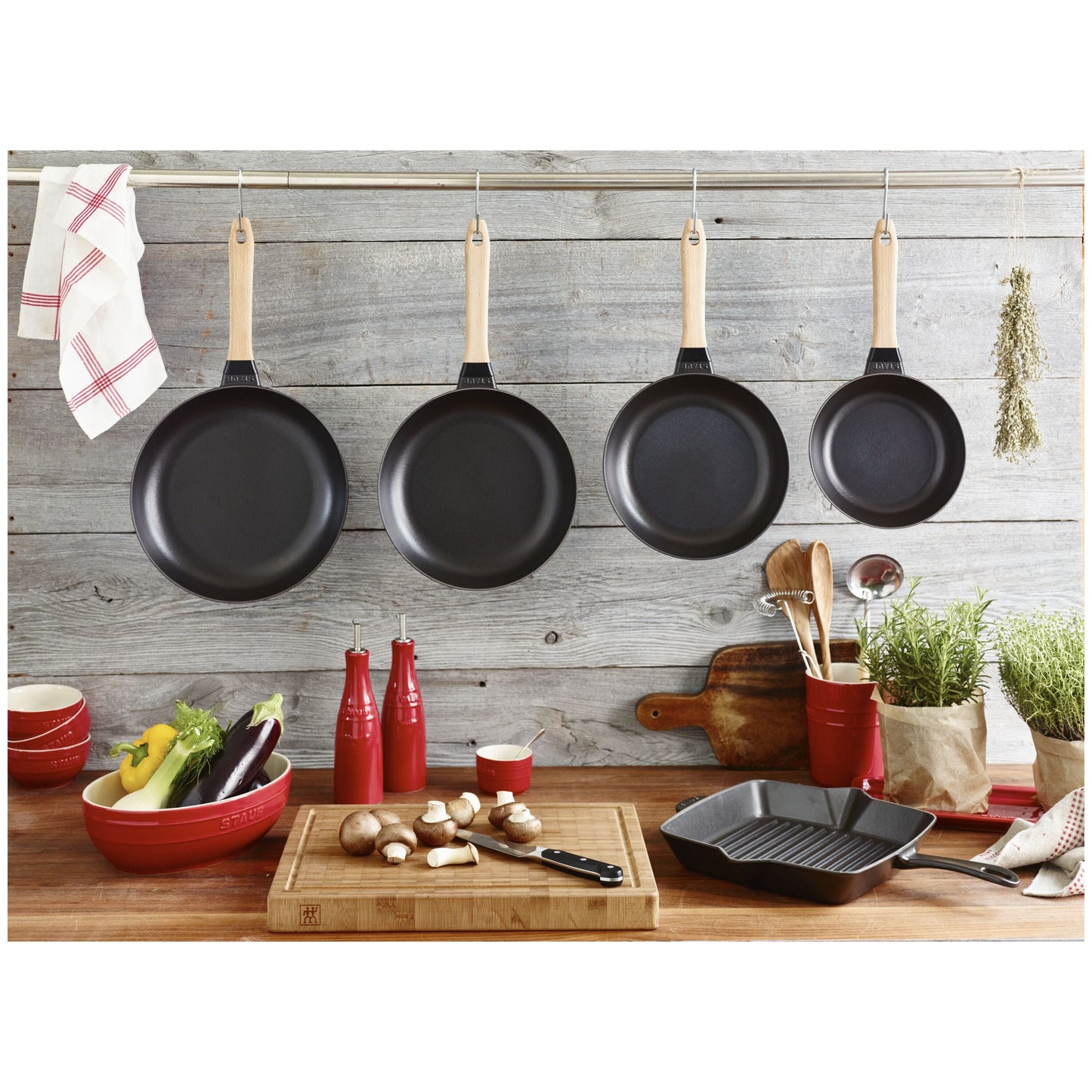 STAUB Pans 24 cm / 9.5 inch Cast Iron Frying Pan With Wooden Handle, Black-2