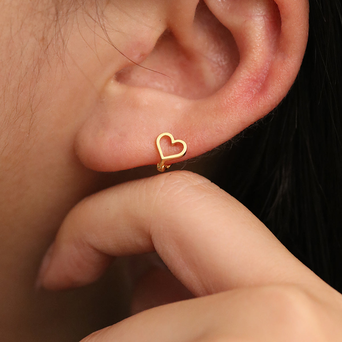 Line Heart Huggie Earring-1