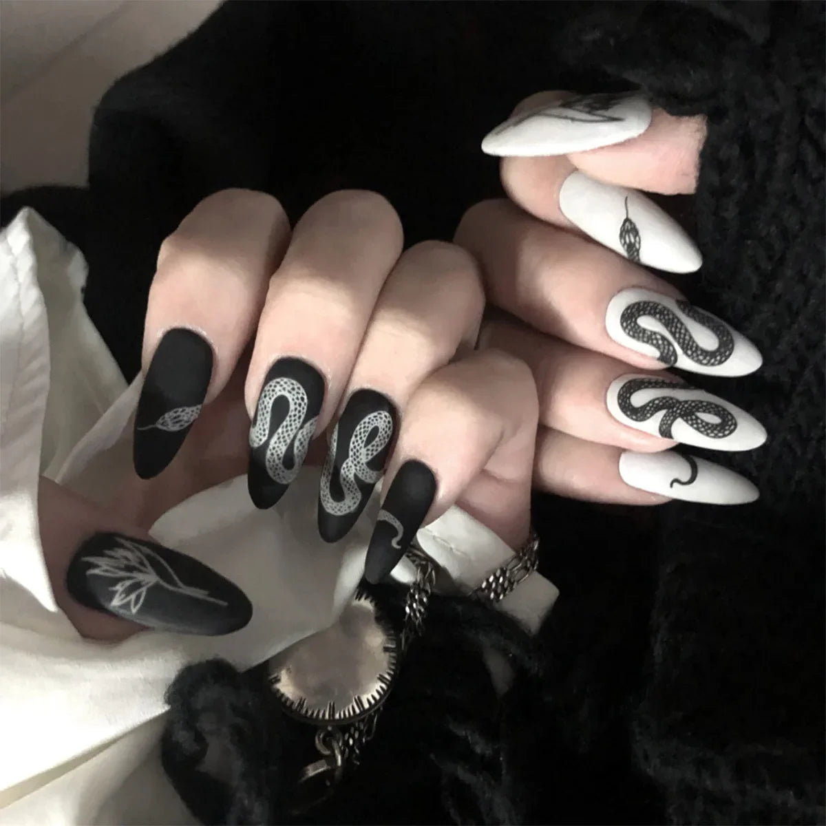 Glamorous Black Almond Stiletto Nails-40